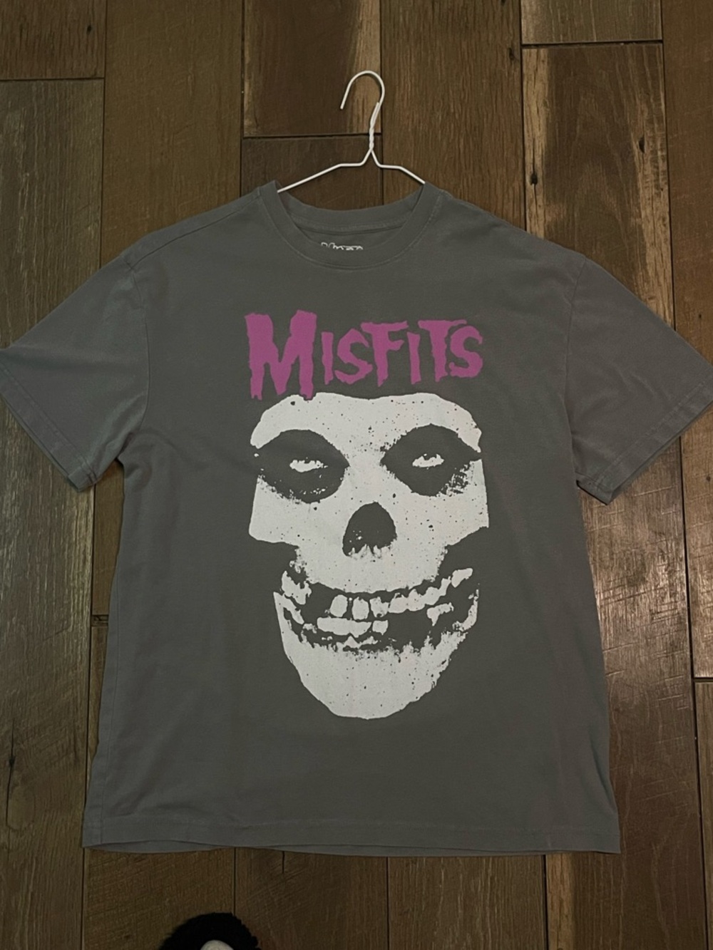 Short Sleeve Graphic Tee in Gray wit Pink Logo